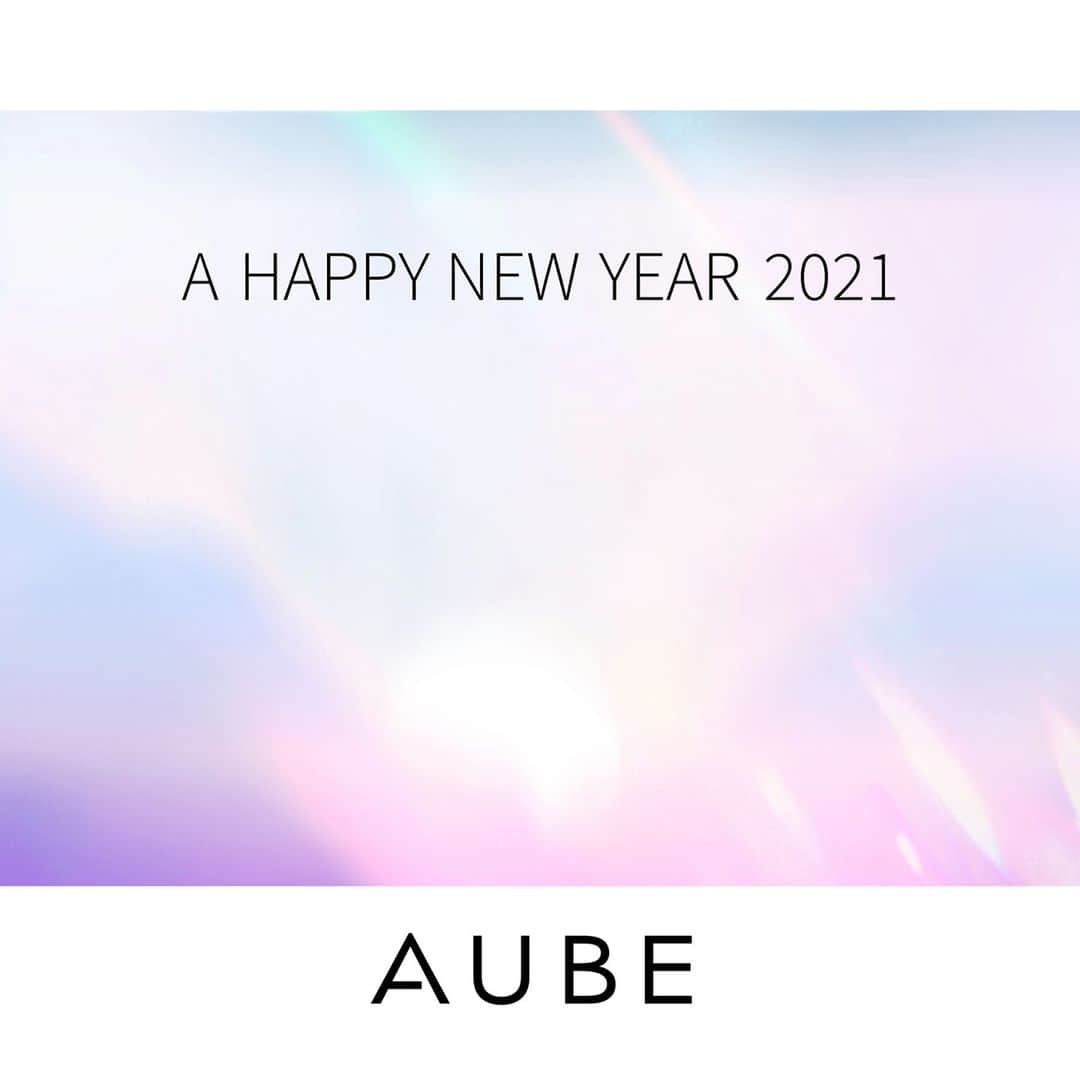 AUBE オーブ 公式のインスタグラム：「＼A HAPPY NEW YEAR／ 新年明けましておめでとうございます🎍  .  生活が変わり、メイクへの意識も変わった2020年。 わたしたちAUBEも、改めてメイクのあるべき姿を 考えるきっかけとなりました。  「夜明け」を意味する「AUBE」 新たな年も一緒に、今なりたい自分に合わせてメイクを楽しみましょう。  2021年も#AUBE はあなたに寄り添います。 .  みなさまにとって素敵な1年になりますように。 本年もどうぞよろしくお願いいたします！  . #AUBE #オーブ #2021#新年挨拶#AUBE派」