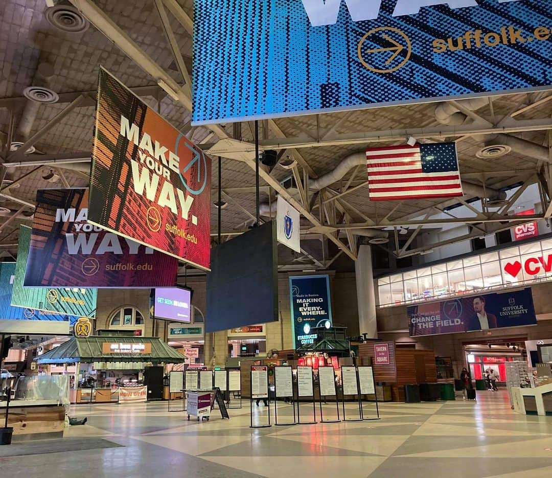 アメリカ大使館さんのインスタグラム写真 - (アメリカ大使館Instagram)「Amtrak(アムトラック: 🇺🇸の鉄道ライン)の駅🚉 ここはボストンのサウスステーション(Boston South Station) 今年のホリデーシーズンは、本当に人が疎らですね。 . #usa #america #studyabroad #livinginamerica #trainstation #amtrak #makeyourway #holidayseason #starsandstripes #empty #socialdistance #stayhome #covid19 #アメリカ #アメリカ生活 #留学 #駅 #電車 #鉄道 #ソーシャルディスタンス #新型コロナウイルス #ステイホーム #おうち時間 #からっぽ #ホリデーシーズン #星条旗 #traveltuesday」1月5日 17時01分 - usembassytokyo