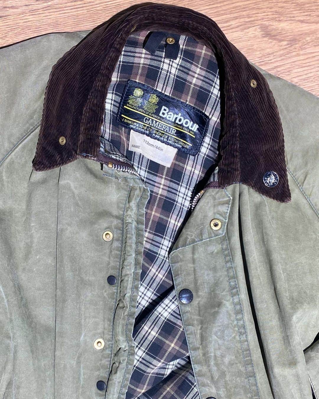 小川哲史のインスタグラム：「２ワラントGAMEFAIR👑👑 オイル抜き完了💡 カスカスの軽さが好みです✨  #barbour #gamefair」