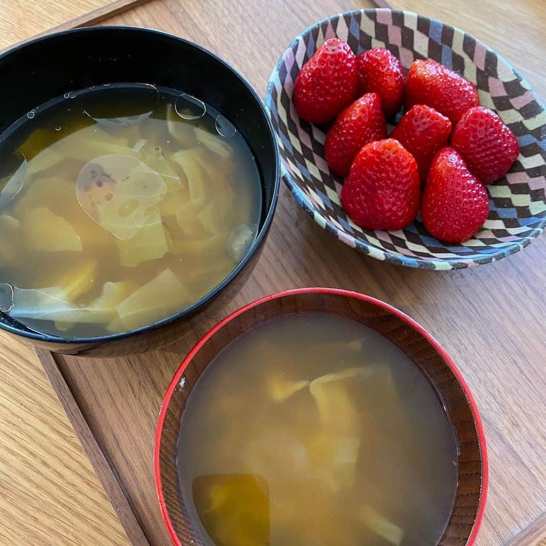 熊谷真実さんのインスタグラム写真 - (熊谷真実Instagram)「昨日の朝ごはん いちごと、スープ。 かぼちゃ玉ねぎにんじんキャベツを味付けしないでコトコトしただけ。 めっちゃ体に良いそうよ。 ベジブロス。 #熊谷真実#ベジブロス#野菜スープ#ほっこり#朝ごはん#スムージーの代わり#スープにハマってます」1月5日 15時38分 - mami_kumagai310