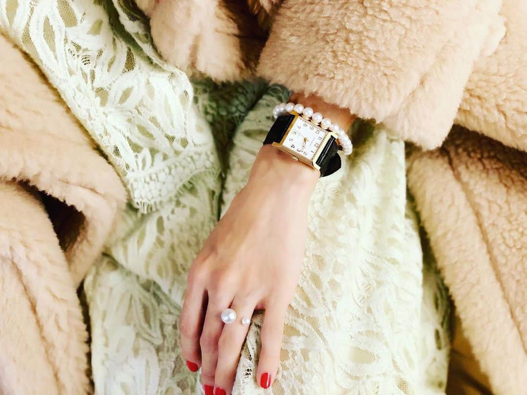 神崎恵さんのインスタグラム写真 - (神崎恵Instagram)「短い爪に赤い色。 @louboutinworld  のネイルカラー❤️ 撮影が始まると、淡い色が基本になるので、自由時間だけの密かな楽しみ。 年齢が染みた手と赤。いいな。  #赤い爪  イヤカフを指に💍 イヤカフ　@hirotakajewelry  時計　@tiffanyandco  ブレス　@cadeauxjewelry」1月5日 15時39分 - megumi_kanzaki