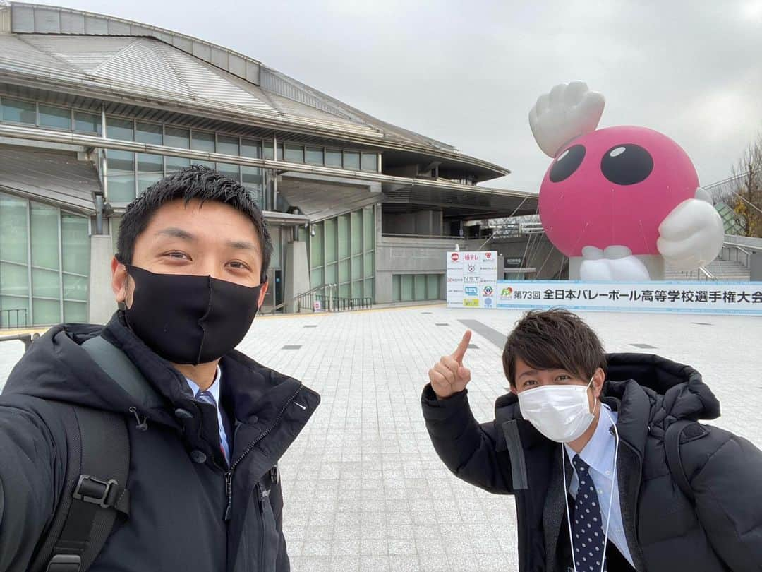 藤村晃輝さんのインスタグラム写真 - (藤村晃輝Instagram)「いよいよ開幕しました！春高バレー。無観客ではありますが、東京体育館は選手たちの熱気がすごいです。自分はこのあと16時過ぎ？頃から土浦日大vs大分南の実況担当です。解説は元日本代表の青山繁さん！バーチャル春高バレーでライブ配信もありますので、是非。テレビ宮崎の藤崎アナは不来方vs都城工業を担当です。 #春高 #春高バレー #春の高校バレー #第73回全日本バレーボール高等学校選手権大会  #土浦日大  #大分南 #umk  #テレビ宮崎 #アナウンサー  #藤崎祐貴  #バボちゃん」1月5日 15時37分 - fujimura_koki_tos