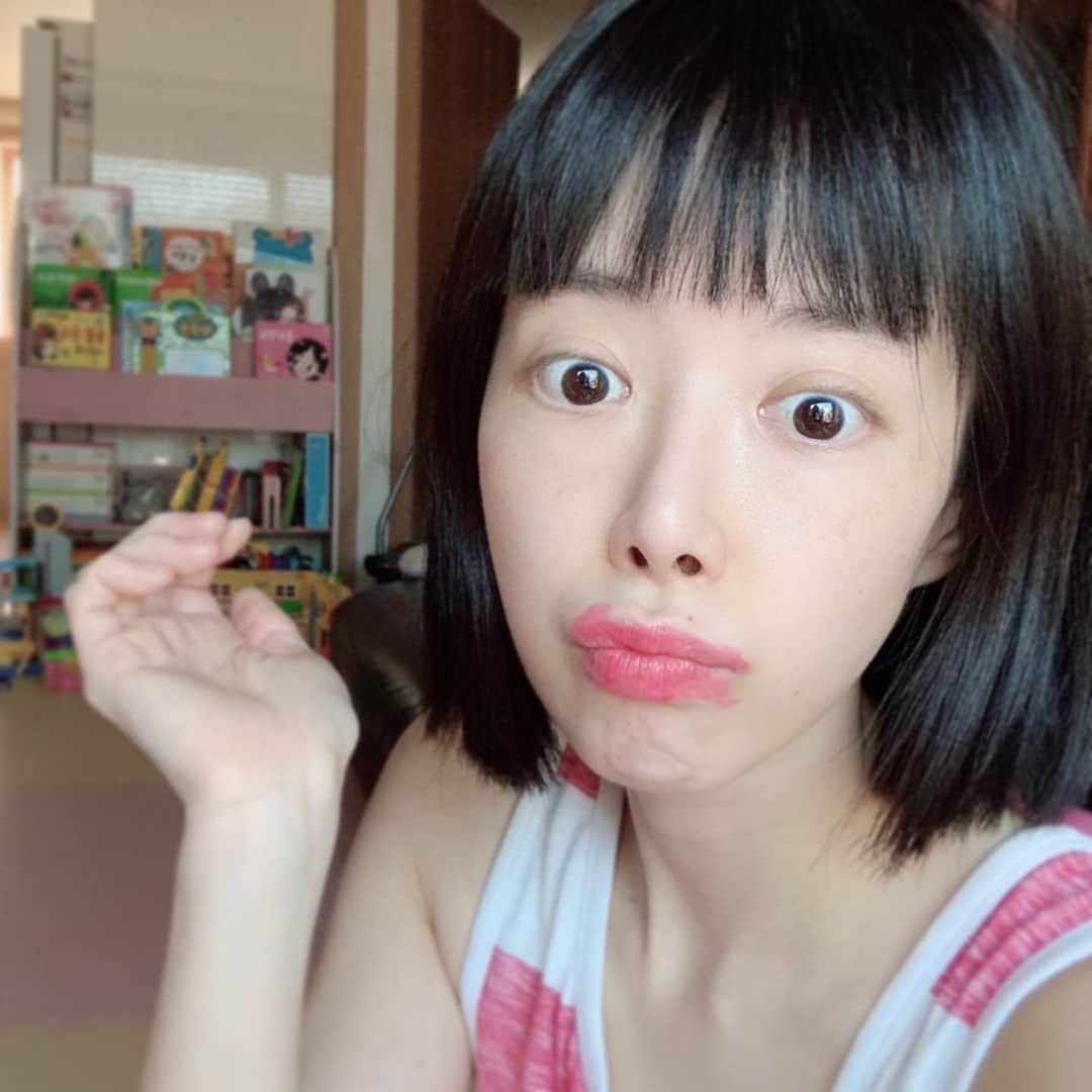 シン・ジスのインスタグラム：「보기 힘들었는지 내 입술에 생기를 불어넣어준 그녀 고마워 갑자기 치명적으로 변한거같아」