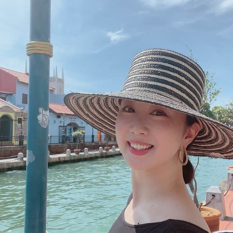 酒向杏奈さんのインスタグラム写真 - (酒向杏奈Instagram)「. . 年末にマラッカへ小旅行に行ってきました⛱ (⚠︎感染者がかなり少ないところを選んで💨) . 主人も一年近くほぼ在宅勤務で、娘もお部屋で過ごすことが多かったので風と太陽を浴びに☀️ . 自然と触れ合うことは身体にも心にも大切ですね🌿 日光浴でビタミンD生成！！コロナに負けないぞ✊🏻 . 娘も半年ぶり⁈に入ったプールで元気よく遊んでいました👙 . この照りつける太陽の暑さが日本の皆様にも伝わるといいな☀️ . . #マラッカ旅行 #ウォールアート #のんびりリバーサイド #遊歩道散策 #Malaysia #Melaka」1月5日 15時46分 - annacotta715