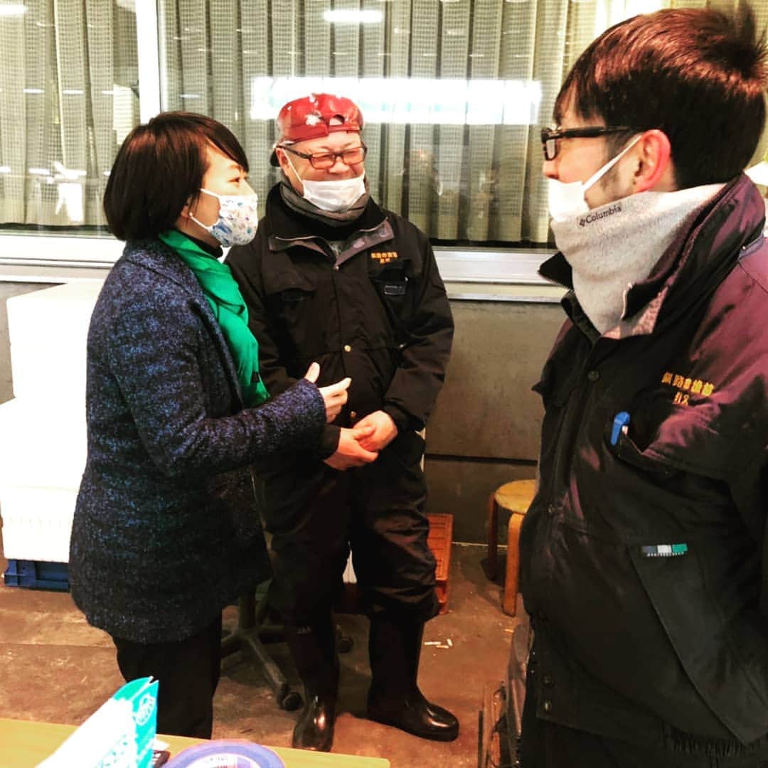 鈴木貴子さんのインスタグラム写真 - (鈴木貴子Instagram)「１月５日は、釧路市の仕事はじめの日といっても過言ではない！ なぜなら、、、、 初セリが行われるからです。  今年も副港と新富士の両市場において、 関係各位と共に初セリ式を行い、 大漁のみならず海の安全と平安、水産資源の弥栄と 地域の発展を念願しました。  そして、そのあとは場内にある『はな膳』さんにて 恒例の朝食タイムです。 毎年必ず仕事はじめの日は、ここで朝御飯😋と決めています。 今年は紅鮭♥️　皮もすべておいしくいただきました♥️ 食べ終わったら、、 『たかちゃん、これあげるー火傷気をつけてね』と。  むむ？？！！  マグマ！！！？💥🌋  こりゃあ、なんともあったかそう！  今度の朝街頭のときにでも使わせていただきます🤗　 ありがとうございました。」1月5日 15時49分 - _takako.suzuki_
