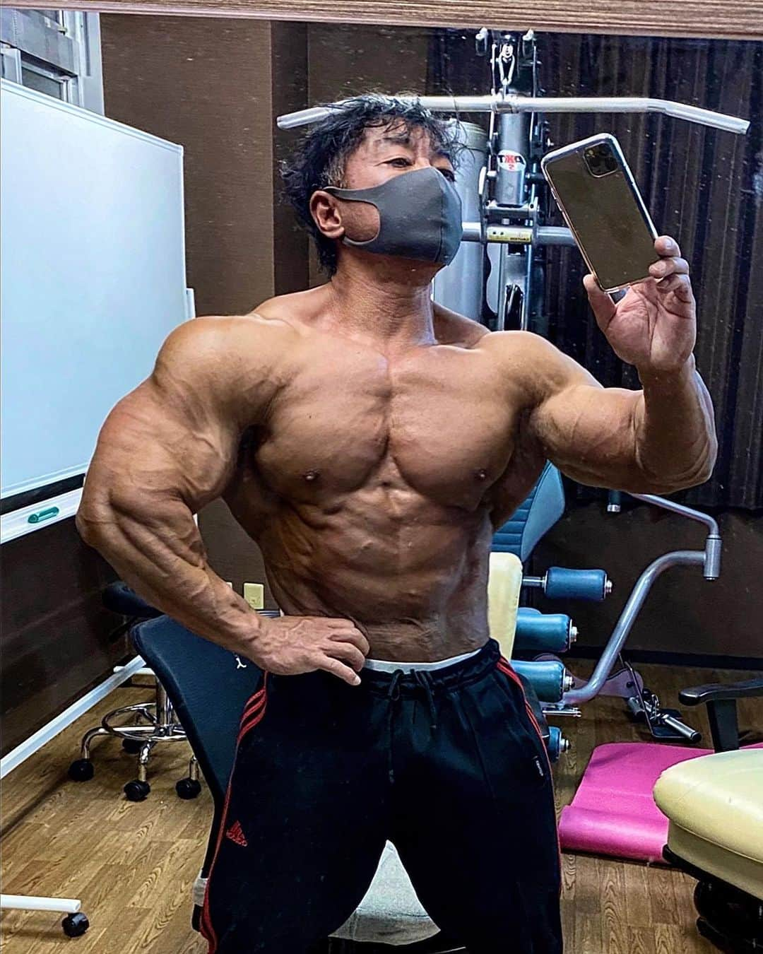 鈴木克彰さんのインスタグラム写真 - (鈴木克彰Instagram)「IFBB Ellie Proのステージに向けてプロ戦で通用する身体作り〜 5月までバルクアップに最大集中〜 作戦は昨年から練りに練り上げた、トレーニングプラン、栄養、生活スタイル、チーム、新しいアプローチを可能にするオリジナルマシン達(1月末搬入)、此処から(93kg)何処まで進化出来るのか？ 勝負の刻。楽しみですね。💪😊🔥 もうすぐ47歳ですが〜怪我無くとてもハードにトレーニングを行えて、全然まだまだ成長できる気しかしない。回復の知識と技術も的を得てる。この年齢でやれる限りまで全てを尽くして、研究し続け結果を出し。将来〜色んな形で皆さんに役立てたいな。年齢的な事も含めて〜自分の限界へのチャレンジはやり甲斐あります。🔥😊。新年早々〜非常に良いスタートが切れてます。  #次はプロ戦 #アンチエイジング #不老不死 #魂を燃やせ   #自分をこえる #ボディビル #bodybuilding #motivation #workout #muscle #training #phsique #fitnessmodel #エンサヨジャパン #エンサヨ #ファインラボ #ファインラボフィット #サプリメント #ワークアウト #ダイエット #diet #筋トレ #モチベーション #ボディビルダー  #fitnessmaniaclassic  #arnoldclassiceurope #ifbb #ifbbelitepro #ifbbphilippines #ifbbinternational」1月5日 15時52分 - suzuki.katsuaki