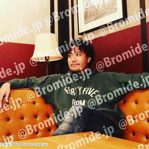 ISEKIのインスタグラム：「さぁ FC【キングの庭】にて本日 写真販売がはじまりました！！  富士フィルムさんとの提携で 手元に届く写真の質もかなり良し👍✨  トートバックと合わせて 是非チェックよろだぜ✨  そして、 ここからISEKI気を取り直して 楽曲制作 気合入れていきますᕦ(ò_óˇ)ᕤ みんなありがとねーーー⤴︎⤴︎⤴︎」