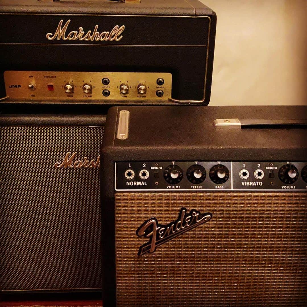 浅田信一のインスタグラム：「すごく古いFenderのアンプとちょっと古いMarshallのアンプ。ノイズが気になるのでプロデュースもののRECで使う前にメンテに出す。腕利きのテクニシャンが知り合いにいてくれるのは本当にありがたい。  #vintageguitaramps  #vintageguitaramp #vintagefenderamp #vintagefenderamps #fenderamp #marshallamps」