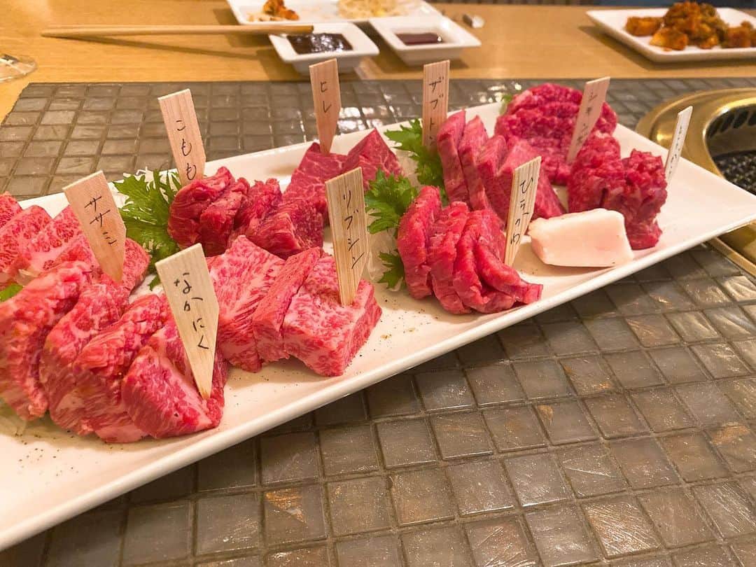 菅長愛子のインスタグラム：「🥩🥩🥩 #焼肉  昨年食べた焼肉。 美味しかったな〜 赤身のお肉🥩🥩  早く外で美味しいご飯を食べに行ける日がきますように🙏✨  #食べスタグラム  #foodstagram  #ダイエット  #ダイエットメニュー  #ダイエットご飯  #ご飯  #メニュー  #献立 #トレーニング女子  #料理上手になりたい  #健康  #ダイエット飯 #ヘルシー料理  #手料理  #昼ごはん  #ランチ  #晩御飯 #夜ご飯  #サラダ  #献立  #レシピ  #recipe #自己満」