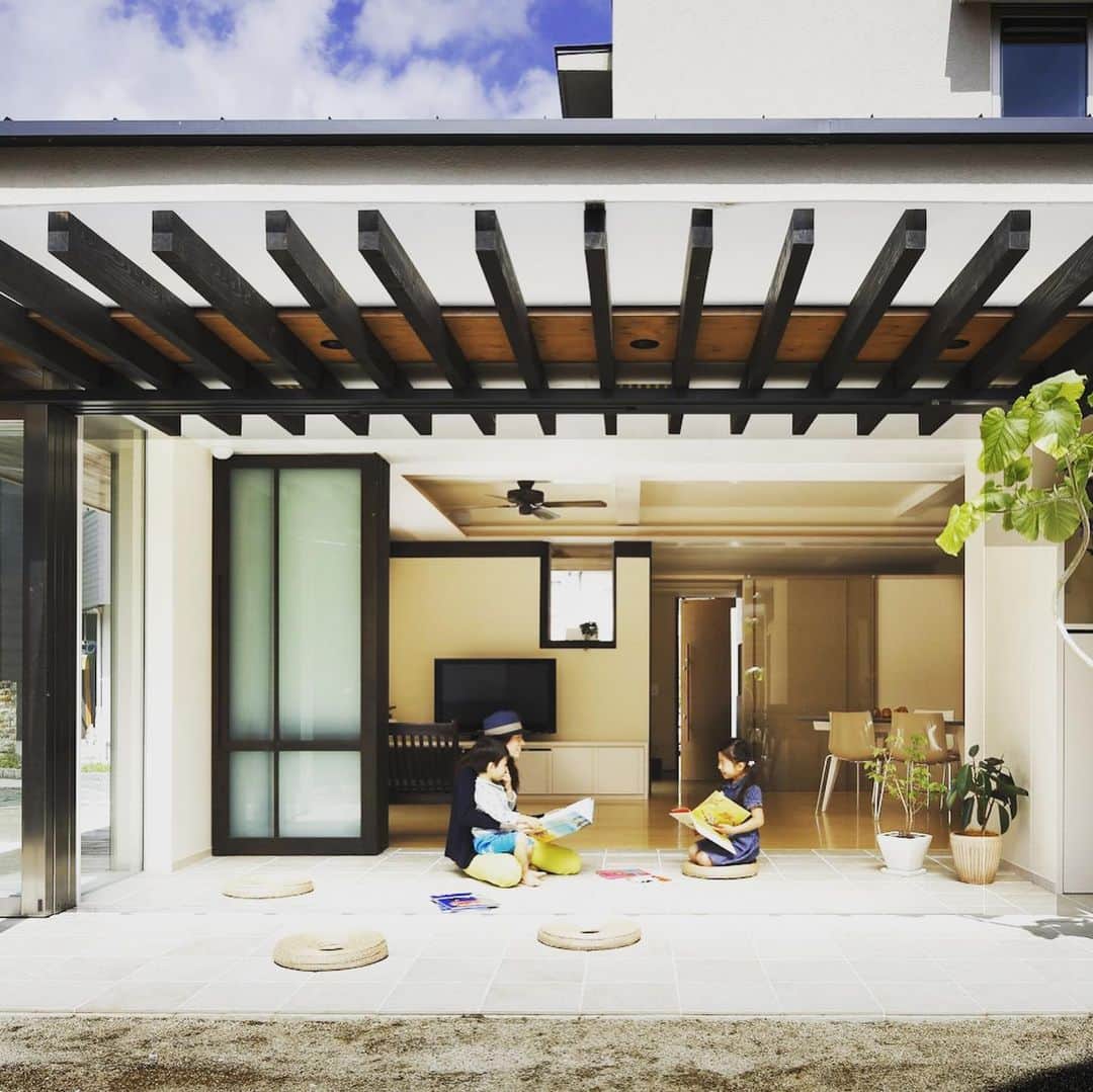 SUVACOさんのインスタグラム写真 - (SUVACOInstagram)「主玄関と裏玄関のどちらからもまずは手洗い場と収納へ。ウイルスを室内に持ち込ませない動線。  そして、奥に広がる土間と広場は、他にはない特別な空間です。﻿ ﻿ designed by 長谷川建築デザインオフィス｜Hasegawa Design﻿ ﻿ #玄関洗面 #玄関洗面台 #土間 #パーゴラのある庭 #ドライエリア#いい家 #今日のいい家 #自分らしい家 #家づくりを楽しむ #施工例 #建築 #デザイン住宅 #architecture #archidaily #archilovers #houseportrait #長谷川建築デザインオフィス # SUVACO #スバコ #SUVACO編集部 #注文住宅 #家づくり #建築家」1月5日 16時01分 - suvaco.jp
