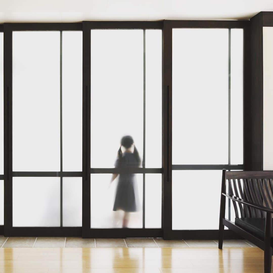 SUVACOさんのインスタグラム写真 - (SUVACOInstagram)「主玄関と裏玄関のどちらからもまずは手洗い場と収納へ。ウイルスを室内に持ち込ませない動線。  そして、奥に広がる土間と広場は、他にはない特別な空間です。﻿ ﻿ designed by 長谷川建築デザインオフィス｜Hasegawa Design﻿ ﻿ #玄関洗面 #玄関洗面台 #土間 #パーゴラのある庭 #ドライエリア#いい家 #今日のいい家 #自分らしい家 #家づくりを楽しむ #施工例 #建築 #デザイン住宅 #architecture #archidaily #archilovers #houseportrait #長谷川建築デザインオフィス # SUVACO #スバコ #SUVACO編集部 #注文住宅 #家づくり #建築家」1月5日 16時01分 - suvaco.jp