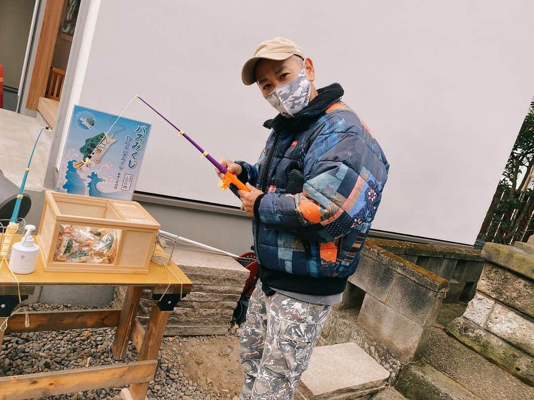 佐々木洋平のインスタグラム：「茨城県の取手八坂神社に初詣⛩  釣れるバスみくじを引いてきました🐟  やっぱアングラーだったら一度は行かないとね  #取手八坂神社  #バスみくじ」