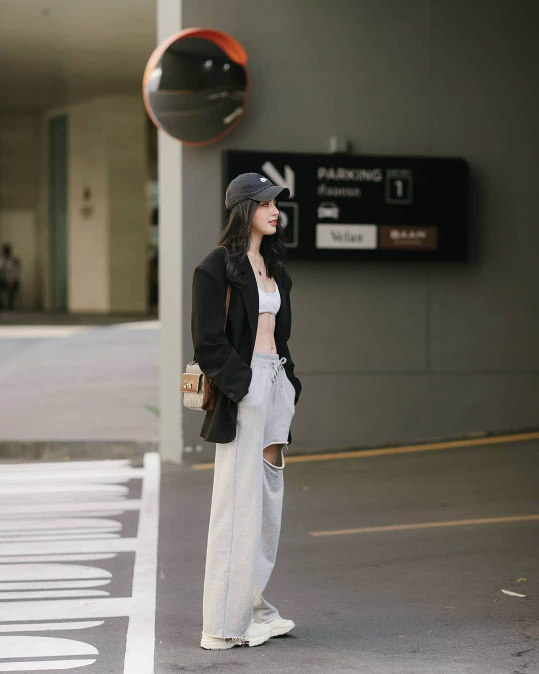 のインスタグラム：「🖤🤍ลิงจะไม่อ่อนโยนแล้วน้า 🤭」