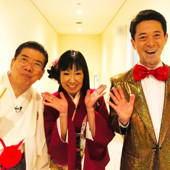 西川忠志さんのインスタグラム写真 - (西川忠志Instagram)「ハイヒールリンゴさん  昨日は #なんばグランド花月 にて 毎日放送『春一番！笑売繁盛』の 生放送がございました。  司会は毎年 #ハイヒールリンゴ さんと父 #西川きよし が 勤めさせて頂いております。  お2人お揃いのところに 楽屋廊下でバッタリ出くわしまして 3人で撮っていただきました😊‼️  ありがとうございました🙇‍♂️😊  #吉本新喜劇  #西川忠志   #感謝」1月5日 16時14分 - nishikawa_tada