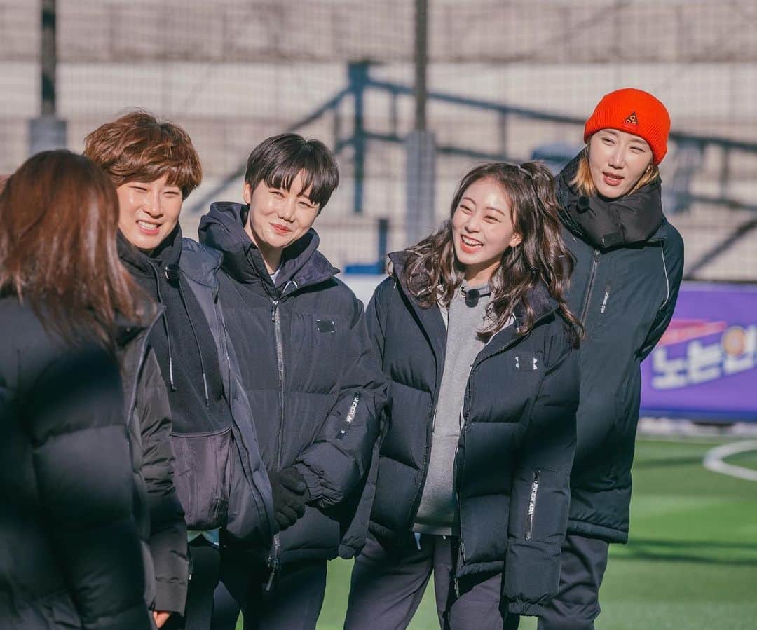 郭珉整のインスタグラム：「오늘은 축구하는 날~~⚽️ . @0531_j  @mina_world_  멋진 언니야들과 함께 🧡 #나는 #역시 #축구도 #기대이상  #온아언니는오늘도멋있어? #하정말,,, . #노는언니 @noniechannel  #화요일8시반pm #E채널」