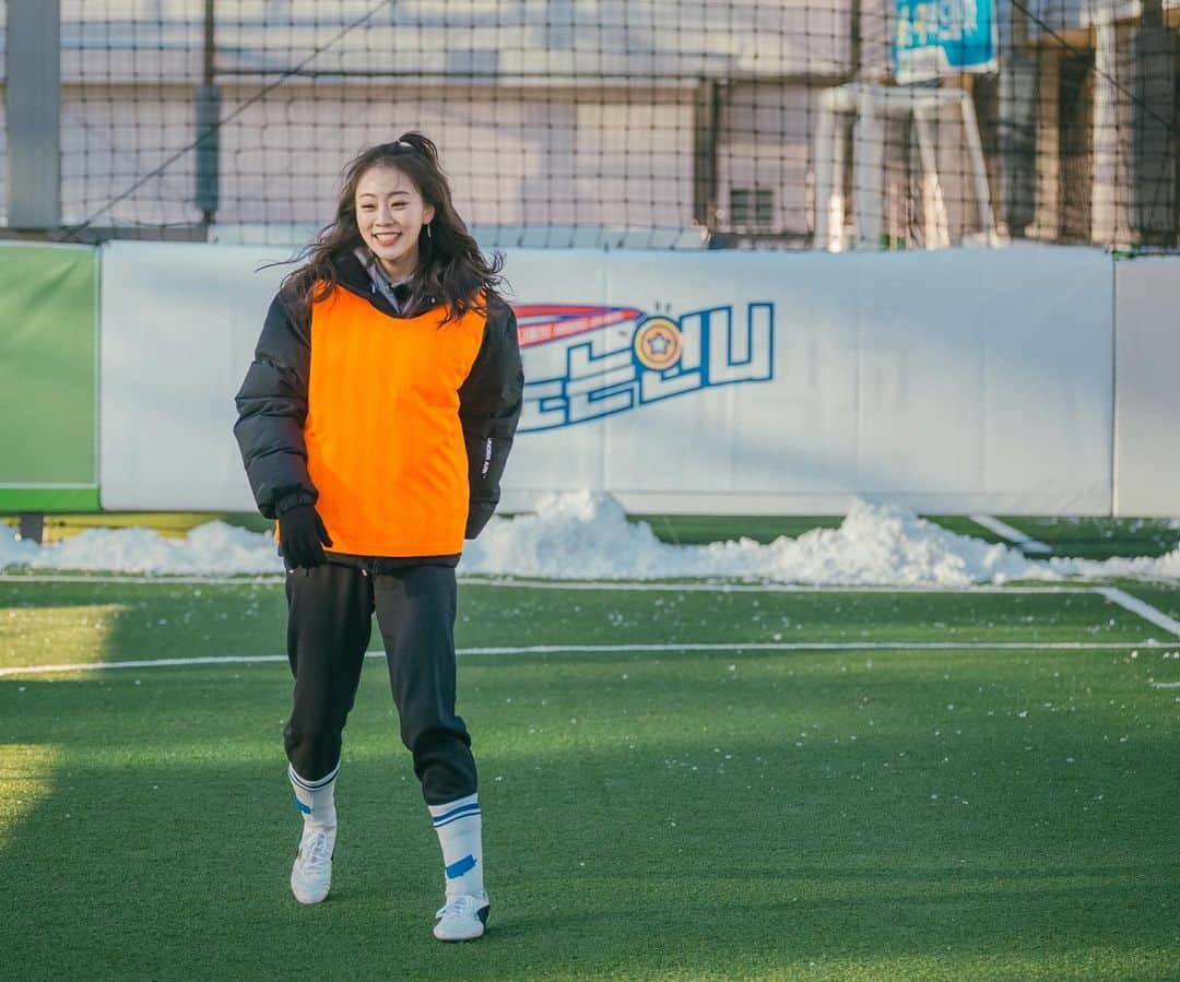 郭珉整さんのインスタグラム写真 - (郭珉整Instagram)「오늘은 축구하는 날~~⚽️ . @0531_j  @mina_world_  멋진 언니야들과 함께 🧡 #나는 #역시 #축구도 #기대이상  #온아언니는오늘도멋있어? #하정말,,, . #노는언니 @noniechannel  #화요일8시반pm #E채널」1月5日 16時12分 - minjeong_kwak94