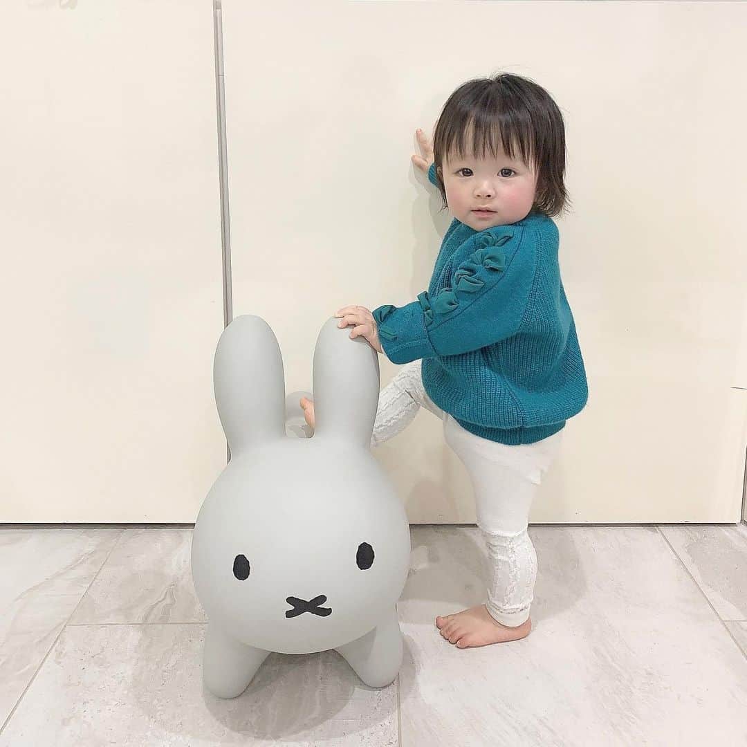 chika__23のインスタグラム：「＊ はぁ〜たまらない🥺🎀 最近はアンパンマンを指差しては『アンパッ』と言っています❤️ ＊ #1歳#1歳女の子#1歳1ヶ月#女の子ベビー#女の子ベビーコーデ#ベビー服#ベビー服女の子#アンパンマン#アンパンマン大好き」