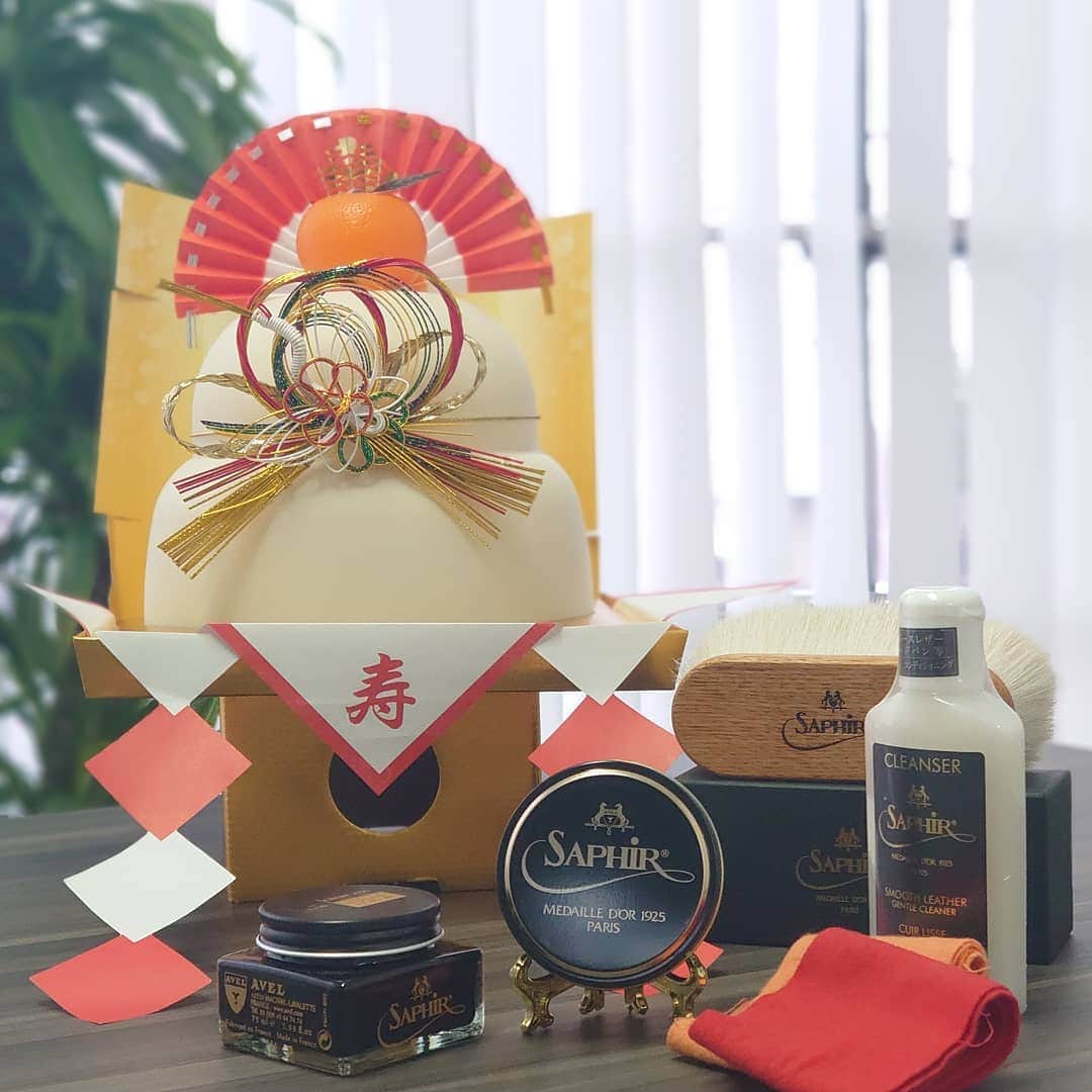 のインスタグラム：「. 新年明けましておめでとうございます。  2021年 本年も@saphir_japan をどうぞよろしくお願い致します！   #saphir  #saphirnoir  #saphirmedailledor  #shoecare  #shoeshine  #highshine  #mirrorshine  #shoes  #mensshoes  #leathershoes  #shoeslover #サフィール  #サフィールノワール  #シューケア  #靴磨き  #ハイシャイン  #鏡面磨き  #紳士靴  #革靴  #革靴男子  #革靴女子  #靴好き  #足元倶楽部  #あしもと倶楽部  #オシャレさんと繋がりたい  #クレム1925  #2021年 #新年のご挨拶」