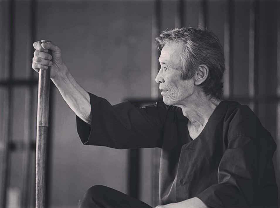 加山徹のインスタグラム：「新年の挨拶を…と思っていた矢先に、とても悲しい知らせが来てしまいました。 京都で大変お世話になった福本清三さんが亡くなられたとのこと。 自分にとって剣の殺陣を最初に教えてくださったのが福本さんでした。京都東映の剣会道場で僕みたいな若造の基礎練習に何度も付き合ってくださいました。 実際の殺陣撮影で初めて突き指の怪我をした時の相手も福本さんでした。その時元々口数の少ない福本さんが心配そうに「大丈夫か？」と声をかけてくれたこと、殺陣師の先生が手を付けきれない分量の殺陣をやる時には一緒に殺陣を考えながら「ほなこっち向きで回ろうや。その方があんたの顔がよう写んねん」と、気遣ってくださる福本さん。ラストサムライ撮影時の合間で京都に帰って来た福本さんが、当たり前のように大八車を引いて通行人を演じていた姿。生涯忘れません。 役者である前に1人の人間として心から尊敬しています。 いつか僕もそちらに行ったら、どうかまた一から稽古をつけてください。 今夜はまた「オルグレンさん！」の一言のセリフで涙に暮れそうです。 どうか安らかに…。 心からご冥福をお祈りいたします。  ※写真は福本清三さん主演映画「太秦ライムライト」から  #福本清三さん #ありがとうございました #ご冥福をお祈りいたします #加山徹」