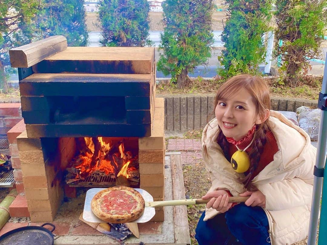 かとう唯さんのインスタグラム写真 - (かとう唯Instagram)「ぴざしぶりに  ピザ🍕たべた。  お父さん、転職するの？  て勢いですごいの作っとる。  すぐれもん🍋   #だじゃれ　#ダジャレ　#駄洒落　#ダジャレント　#だじゃれアンバサダー　#かとう唯　#レモン　#檸檬　#れもん　#だじゃれもん　#石窯ピザ　#窯焼きピザ #自家製石窯　#お父さん作　#YouTube #石窯ピザ　VS #オーブントースター　#どちらが美味しいか　#検証動画　#載せた　#観てね　#みつあみ　#お家ご飯 #DIY #庭が進化しすぎとる　#三重県　#見栄っ張り　#見え見えの嘘はつけないタイプ」1月5日 16時21分 - yuimscl0630