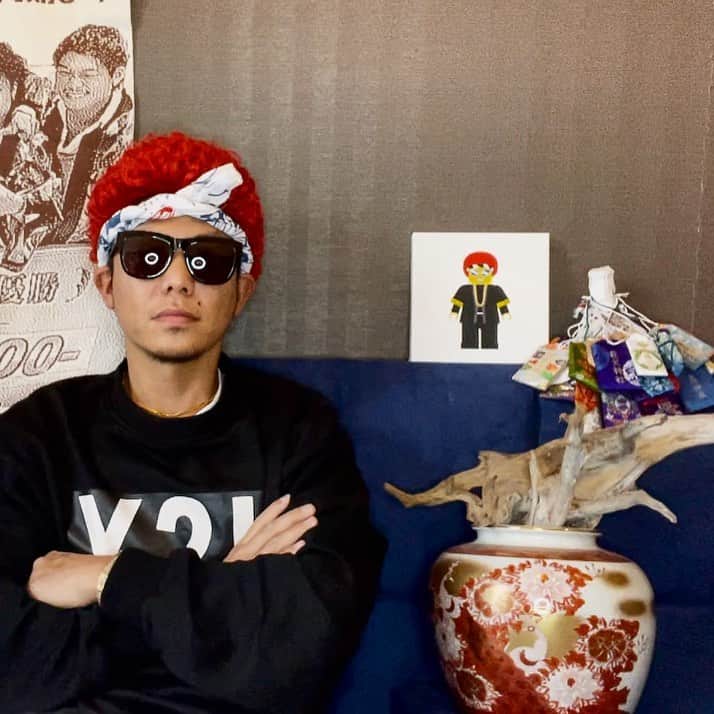 あっくんのインスタグラム：「久しぶりの赤髪投稿。 この花器も絵も頂き物。 後ろの御守りも頂き物。 生きてるようで、生かされてる。  レッツ #パワースポッチャー」