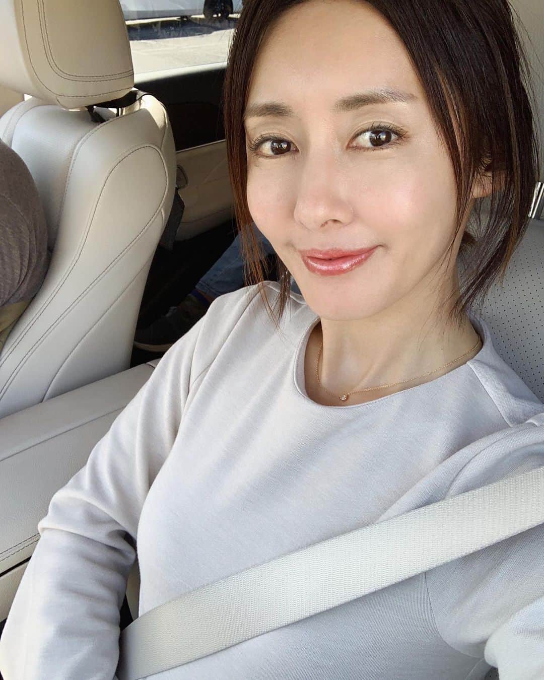 高木りなのインスタグラム：「新年はシャキッとしたくて 毎朝お化粧をしてます✨ (まだ4日目...いつまで続くかな) 愛用中のクッションファンデとBBクリーム。 どれもツヤ肌になります🤍✨ ちなみにこの日はクリオのクッションファンデを使いました💓  새해 되서 뭔가 기분 업! 하고싶어서  매일 화장하기 시작 요즘 쓰는 메이크업 베이스들🌿✨  - #clio #killcover  - #easydewex  - #biopacific」