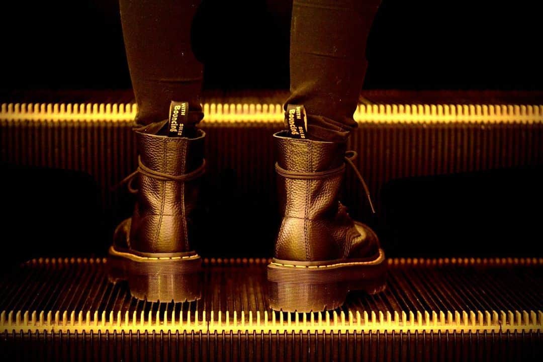 ケイン・デニスさんのインスタグラム写真 - (ケイン・デニスInstagram)「#ドクターマーチン  買ったから撮って欲しいと言われ  ハッシュタグ #エスカレーターで撮る #危ないので良い子は真似しないでね  #靴　#写真　#ブーツ」1月5日 16時26分 - japan_kanedennis