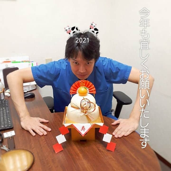 高須クリニック名古屋院さんのインスタグラム写真 - (高須クリニック名古屋院Instagram)「『新年明けましておめでとうございます🎍昨年同様　今年も精一杯頑張りますので何とぞ　何とぞ　宜しくお願いモウ🐮しあげまするぅ　』  2日が仕事はじめだった　内堀先生@uchibori_takasuclinic  少し遅くなりましたが　新年のあいさつを🎵 と　お願いしましたら　時代劇みたいな　あいさつになってしまい　スタ☆フ　笑っちゃいました🤣  まだまだ　気が抜けない毎日　遠慮なく大声でわらいあえるのも　なかなかできないですが　ユーモアたっぷりの内堀先生を　小出しにしていきますね🤣  　 宜しくお願いいたします💕  ・ ・ 【ご予約・お問い合わせ】 ☎️ 052-564-1187 📩 nagoya@takasu.co.jp 📱 @takasuclinic_nagoya ↑インスタのプロフィール画面からも直接コンタクトが取れます📲 【名古屋院ドクターのアカウント】 幹弥先生📱 @takasumikiya 英津子先生📱 @etsuko_takasu 森本先生📱 @takasuclinic_dr.morimoto 湯田先生📱 @takasu.dr.yuda 内堀先生📱 @uchibori_takasuclinic  ・ #高須クリニック名古屋院 #高須クリニック #高須幹弥 #高須英津子 #美容整形 #整形したい #ニキビ・ニキビ跡 #たるみ #しみ #シワ #毛穴 #リフトアップ #レーザー治療 #名古屋 #二重整形 #鼻整形 #美容好きな人と繋がりたい #可愛くなりたい #綺麗になりたい #綺麗になりたい人と繋がりたい #プチ整形 #お正月飾り #おもち#2021#今年も宜しくお願いします#新年のご挨拶」1月5日 16時26分 - takasuclinic_nagoya