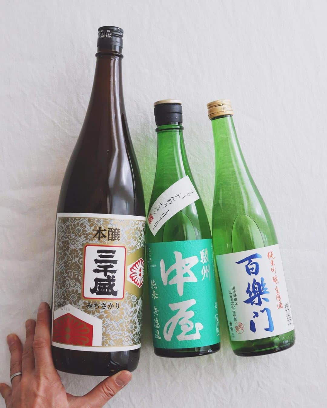 樋口正樹さんのインスタグラム写真 - (樋口正樹Instagram)「🍶 . 今月の日本酒の３本は、 岐阜県多治見の三千盛 静岡県富士宮の駿州中屋 奈良県御所市の百楽門 . 今年は４７都道府県の お酒を自宅で楽しんで 酒蔵を妄想で巡ろうと 企んでまして、備蓄中。 月４本ペースで飲めば 目標達成する予定です。 . 各都道府県から１本を、 選ぶの難しいですけど 近所の人気酒屋さんの かがた屋さんお勧めを 基本に進める予定です。 . リーズナブルな純米酒 超辛口お勧めのあれば ぜひ教えてください〜🤗 . . #自粛期間の過ごし方 #三千盛 #駿州中屋 #百楽門 #岐阜県多治見市 #静岡県富士宮市 #奈良県御所市 #かがた屋 #飲み比べ #日本酒 #日本酒好き #日本酒飲み比べ #日本酒男子 #日本酒好きな人と繋がりたい #日本酒で乾杯 #辛口が好き #michisakari #fujitakasago #hyakurakumon #sake  #🍶」1月5日 16時30分 - higuccini