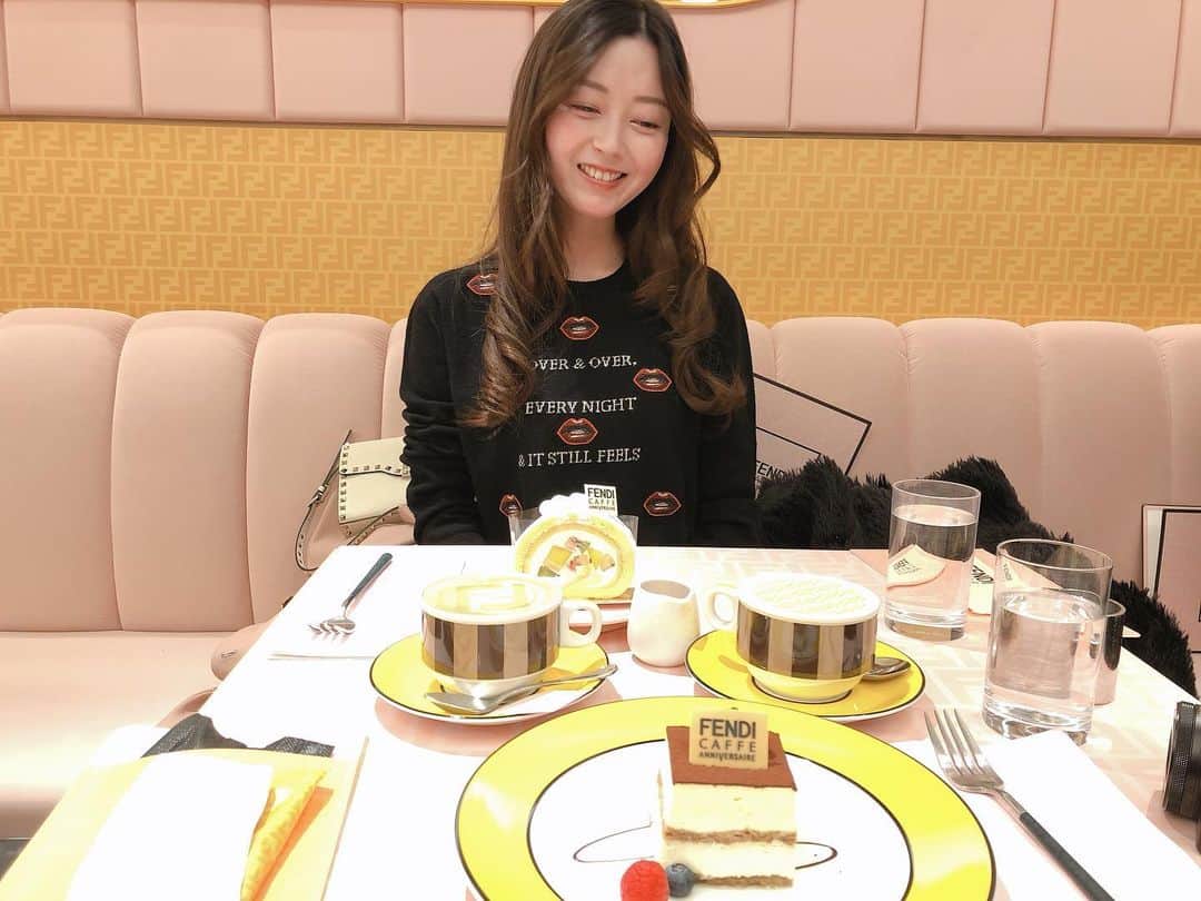 山下莉奈さんのインスタグラム写真 - (山下莉奈Instagram)「FENDI カフェ🍰🤎💛  空いてて並ばずに入れました✨ 嬉しい〜❣️  今日はロールケーキ♡ マンゴーが美味しかった♡  #fendicafe #表参道カフェ @anniversaire_cafe」1月5日 16時39分 - rinayamashita