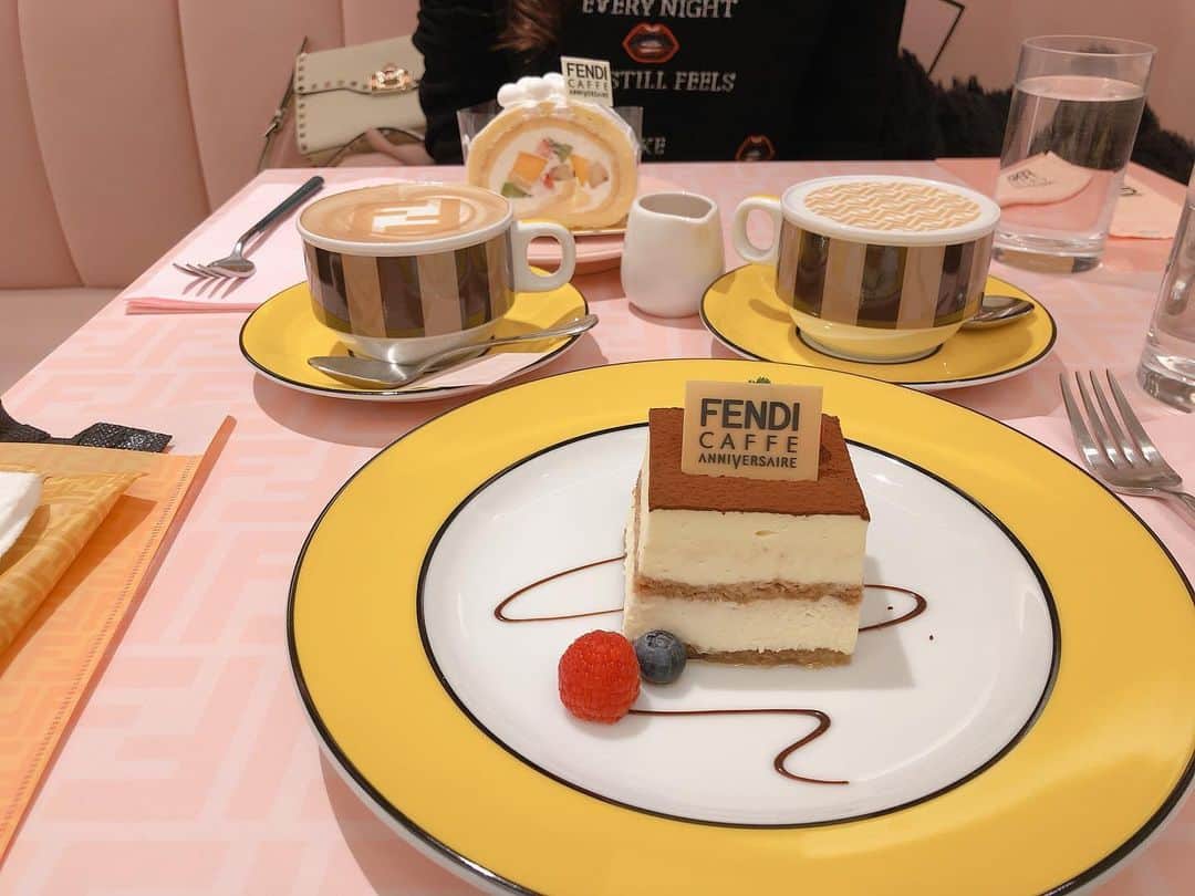 山下莉奈さんのインスタグラム写真 - (山下莉奈Instagram)「FENDI カフェ🍰🤎💛  空いてて並ばずに入れました✨ 嬉しい〜❣️  今日はロールケーキ♡ マンゴーが美味しかった♡  #fendicafe #表参道カフェ @anniversaire_cafe」1月5日 16時39分 - rinayamashita