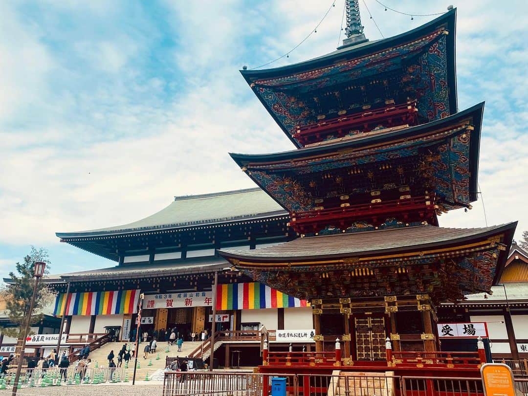 DJ ATSUのインスタグラム：「改めて、﻿ 明けましておめでとうございます🎍﻿ ﻿ 成田山新勝寺への初詣を済まして参りました。﻿ 今まで見てきた成田山での初詣の中で一番人出が少なかったです。﻿ 出店も少なく元気がなかったように感じられました。﻿ ﻿ 早くコロナウィルスが消息しますように。﻿ 心よりお祈りしています。」
