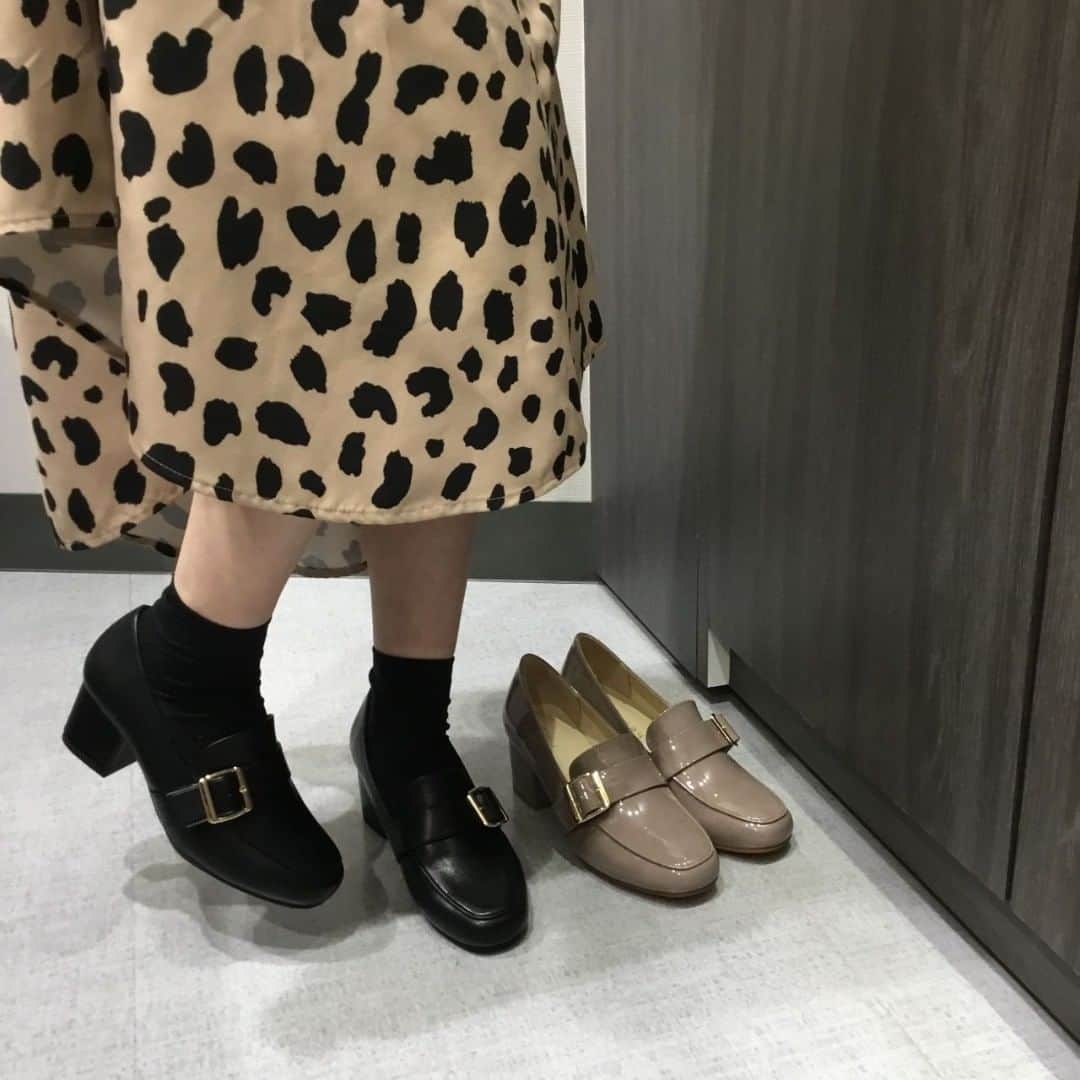 のインスタグラム：「【ヒールミーバックル付きヒールパンプス】﻿ 大ぶりのバックルベルトがアクセントになったローファーパンプス。  バックル付きヒールパンプス ¥3,900＋消費税 ﻿ #healme #asbee #shoes #boots #newarrivals #instafashion ﻿ #ヒールミー #アスビー #シューズ #ブーツ #バックル付きヒールパンプス  #春シューズ  #新作 #ブラウンカラー #大人カジュアル #カジュアルファッション #デイリーファッション #休日スタイル #きれいめカジュアル #デイリーユース #タウンユース #靴好き #あしもと倶楽部」