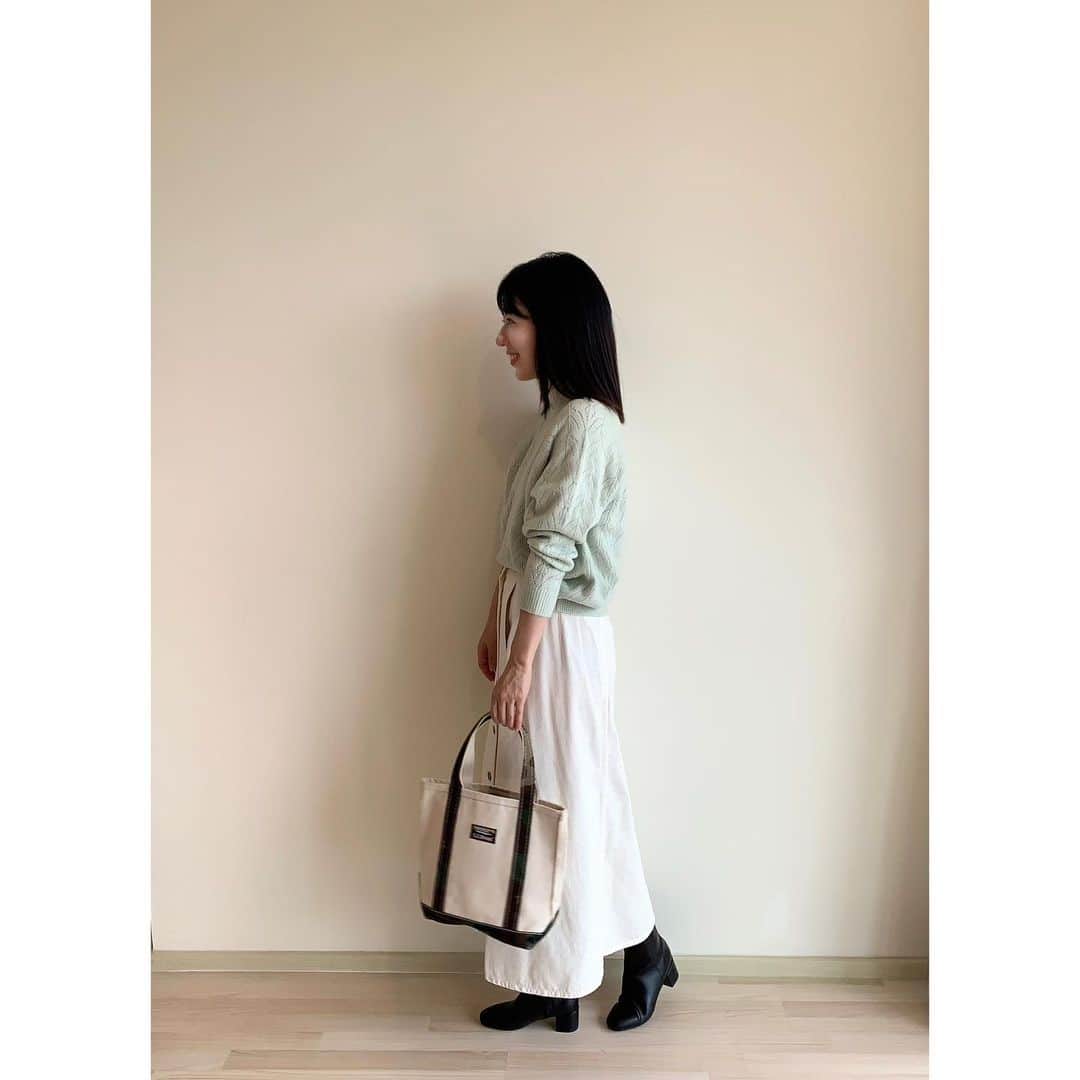 徳山沙季さんのインスタグラム写真 - (徳山沙季Instagram)「. ♡ @uniqlo_jp の　#ライトスフレヤーンポインテールクルーネックセーター と @gu_for_all_ の　#フロントボタンデニムスカート 🥰 . @llbeanjapan のトートバッグをひさびさに合わせました✨ しばらくクローゼットで眠っていましたが、子どもとのお出かけにも便利そうなので、これからまたたくさん使いたいな♡ . . #ニット　: #uniqlo  #スカート　: #gu #バッグ　: #llbean  #ブーツ　: #welleg  . . #ootd #ponte_fashion #mineby3mootd #wear #stylehint #おしゃれさんと繋がりたい #プチプラコーデ #ママコーデ #ユニクロコーデ #雑誌mart #marttribe #着まわしコーデ」1月5日 16時37分 - saki.whitesnow