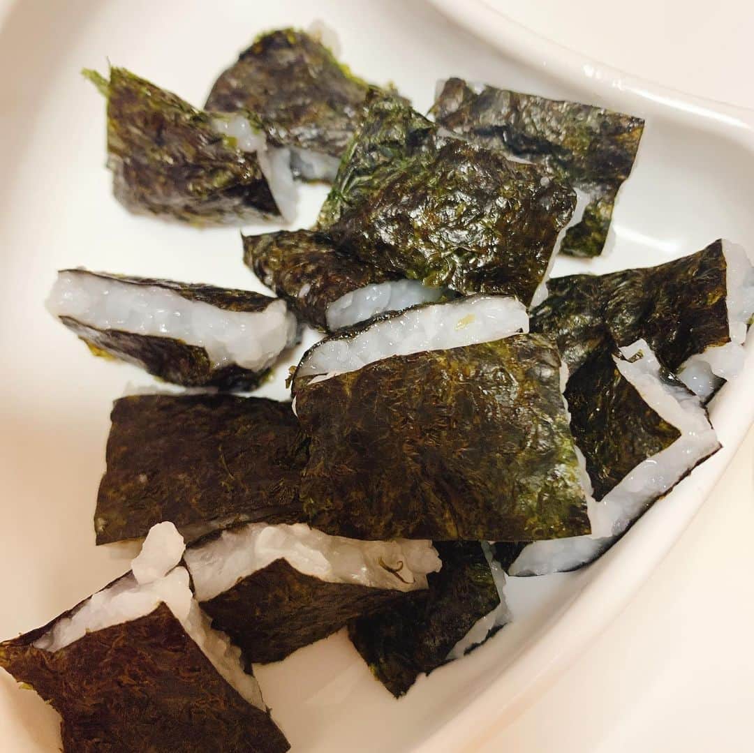 桜 稲垣早希のインスタグラム：「よく手掴み食べ練習で見かけるコレ作ってみました。最初疑って遠くに投げられて全く食べてくれなかったので、結局スプーンで運んだら全部食べました｡意味ないねぇ🥲麦茶も苦手でストロー練習は薄めたジュースで練習したらクリアしたので、今日から麦茶を同じマグに入れて飲ませたら最初はジュースと勘違いしてごくごく飲んで、途中で気づいてペッとされました😇 むっず！！ #生後11ヶ月男の子 #ミニお握らない #離乳食 #手掴み食べ奮闘中 #ストロークリアした時泣いた」