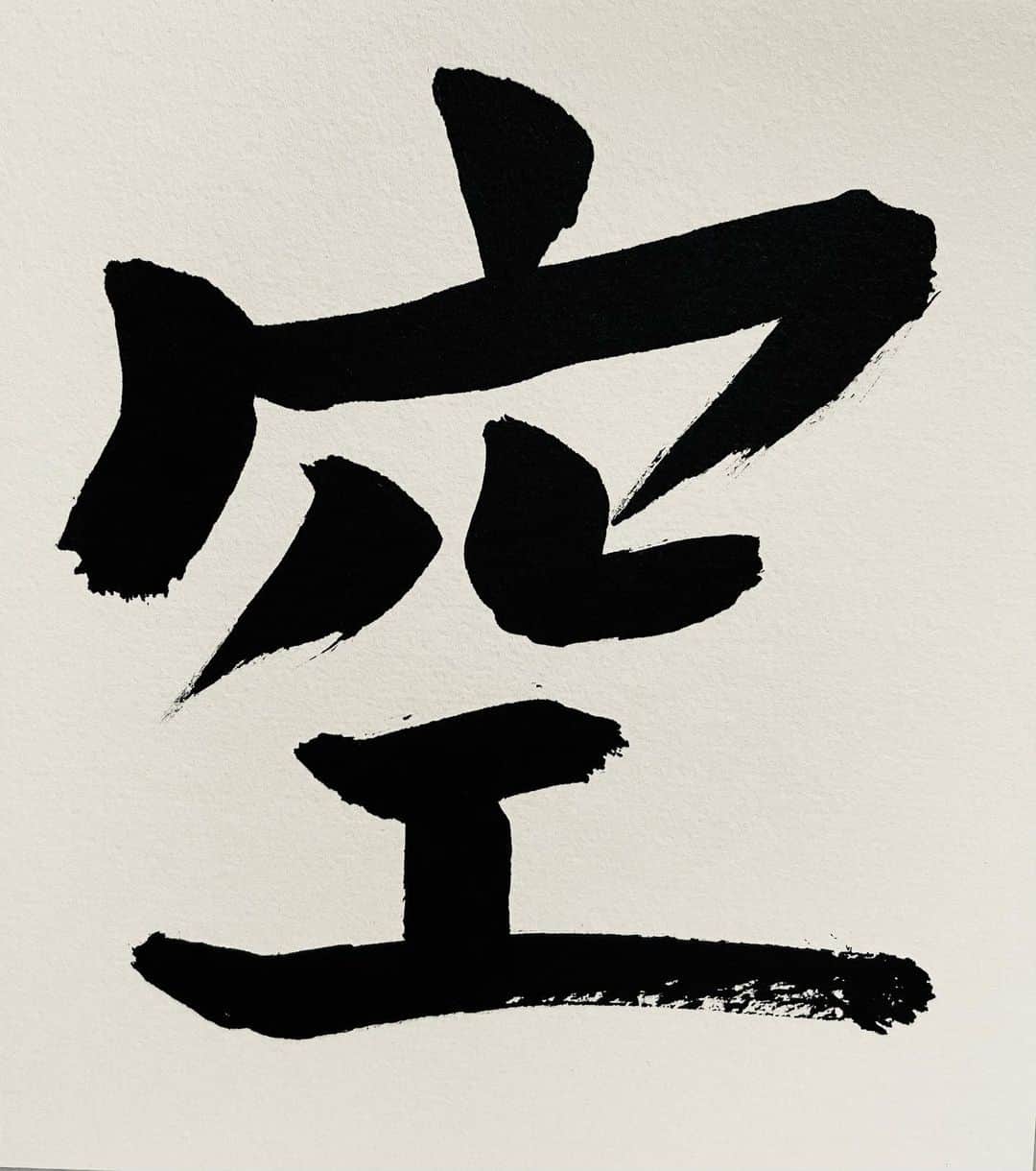 COMA-CHIのインスタグラム：「It means “space”, “air” and “sky”. These are the keywords of 2021. 初詣に参拝した神社から富士山を眺め、降りてきた2021年のキーワードは“空（くう）”。 色即是空を悟る年となるのか？ 詳しくは『ネオJOMONチャンネル』にて。」