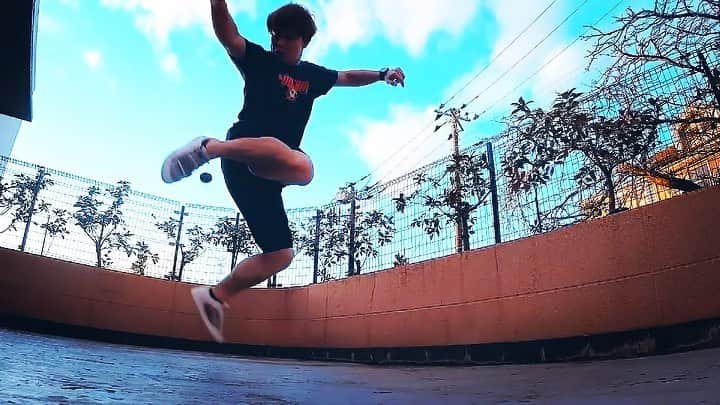 石田太志のインスタグラム：「A happy new year. ･ #footbag #taishiishida #freestyle #soccer #follow #worldchampion #performance #performer #instagramer #hackysack #newyear #2021 #video #movie #ahappynewyear #pv」