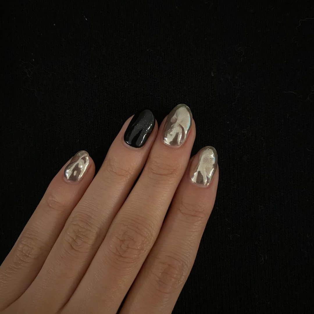野島樺乃さんのインスタグラム写真 - (野島樺乃Instagram)「newnail🌑  #nail #ネイル #게임  #モードネイル #ニュアンスネイル #ミラーネイル #ちぐはぐネイル #ブラック #オールブラック  #シルバーネイル #シルバー#maisonmargiela」1月5日 16時43分 - nojimakano_0906