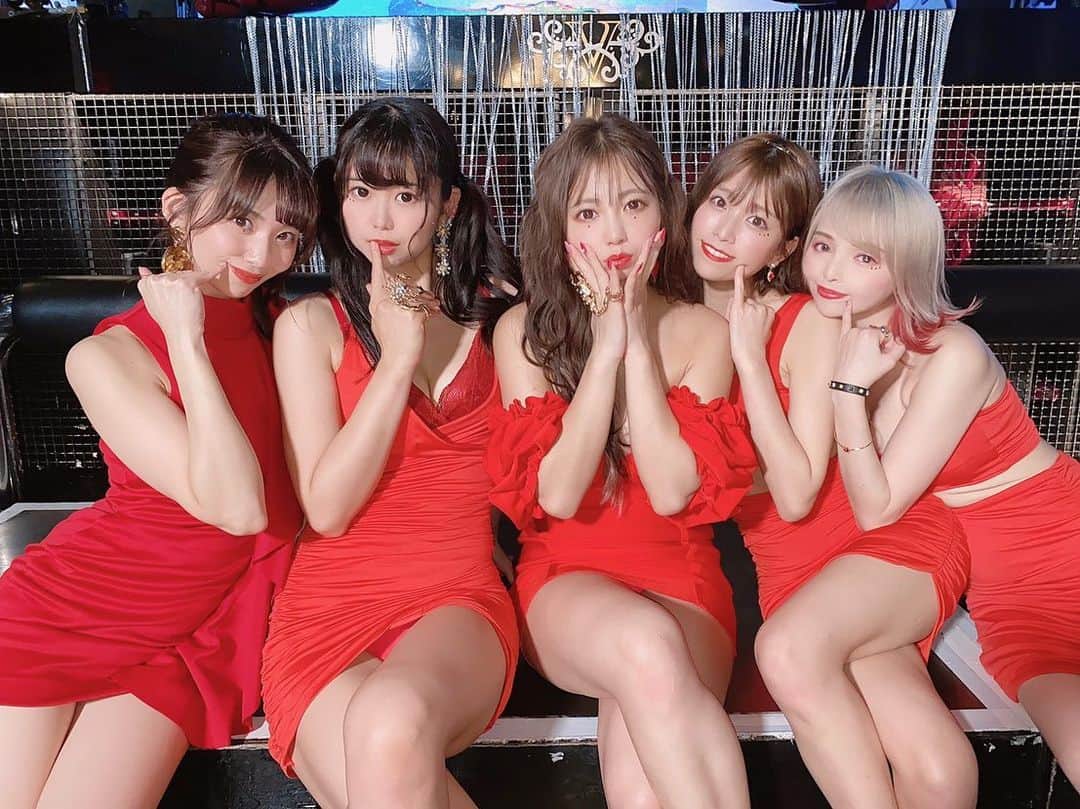 広瀬りおなのインスタグラム：「MV วงใหม่ของพวกเรา Benisasori ซึ่งแตกออกมาจากวงเดิม Ebisu Muscats ได้เผยแพร่แล้ว !!  เพลงของเราเป็นเพลงแนวปาร์ตี้มันๆ สุดเซ็กซี่ที่หัวหน้าวง Yuki Yoshizawa ลูกครึ่งไทย ใส่ความเป็นไทยแบบโดนๆลงไปในเนื้อเพลง เมื่อคุณได้ฟังสักรอบแล้ว มันจะวนเวียนอยู่ในหัวไปทั้งวัน ! อยากให้ทั้งคนไทยและ คนชาติอื่นๆ ได้ฟังกันเยอะ ๆ !  MV นี้ทำขึ้นมาแนวเซ็กซี่แบบเท่ๆ โดยทุกคนใส่ชุดวันพีชสีแดงและโปรยเสน่ห์เย้าแหย่เล่นกับผู้ชาย  ฝากดูและแชร์กันเยอะๆนะ ❤️  #YouTube ⬇️ youtu.be/M5VoaZgodVU #ชนแก้ว #ไอดอล #v2tokyo #ประเทศไทย #เซ็กซี่ #ญี่ปุ่น #恵比寿マスカッツ　#紅蠍 #japanesegirl #mv #party #roppongi #idol #japanesegirl #red #scorpion #sexy #enjoy #fun #cute #abema #dance #에비스마스캇츠 #아이돌 #恵比壽葡萄　#吉澤友貴 #神崎紗衣 #山岸逢花 #宮村ななこ　#広瀬りおな」