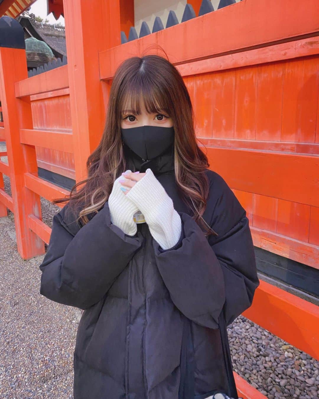 中山恵美生さんのインスタグラム写真 - (中山恵美生Instagram)「大阪でお参りしてきたよ⛩💕  寒すぎてびっくりした🥲  ミニスカ生足もう無理だと 思った日でした🥲🤞  #カメラマン #いつもありがとう #ベビーカステラ食べたかったなあ」1月5日 16時46分 - emiu0624