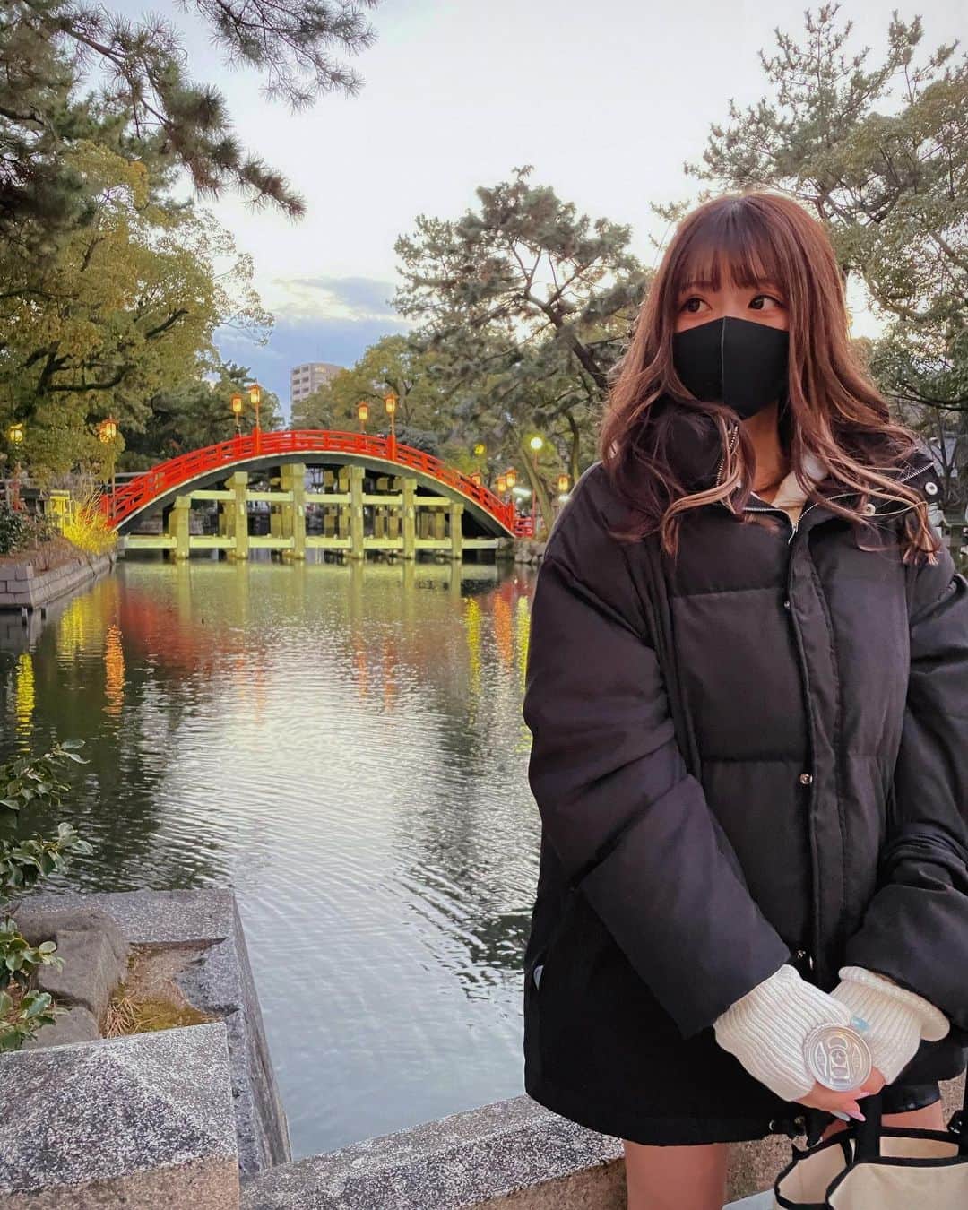 中山恵美生さんのインスタグラム写真 - (中山恵美生Instagram)「大阪でお参りしてきたよ⛩💕  寒すぎてびっくりした🥲  ミニスカ生足もう無理だと 思った日でした🥲🤞  #カメラマン #いつもありがとう #ベビーカステラ食べたかったなあ」1月5日 16時46分 - emiu0624