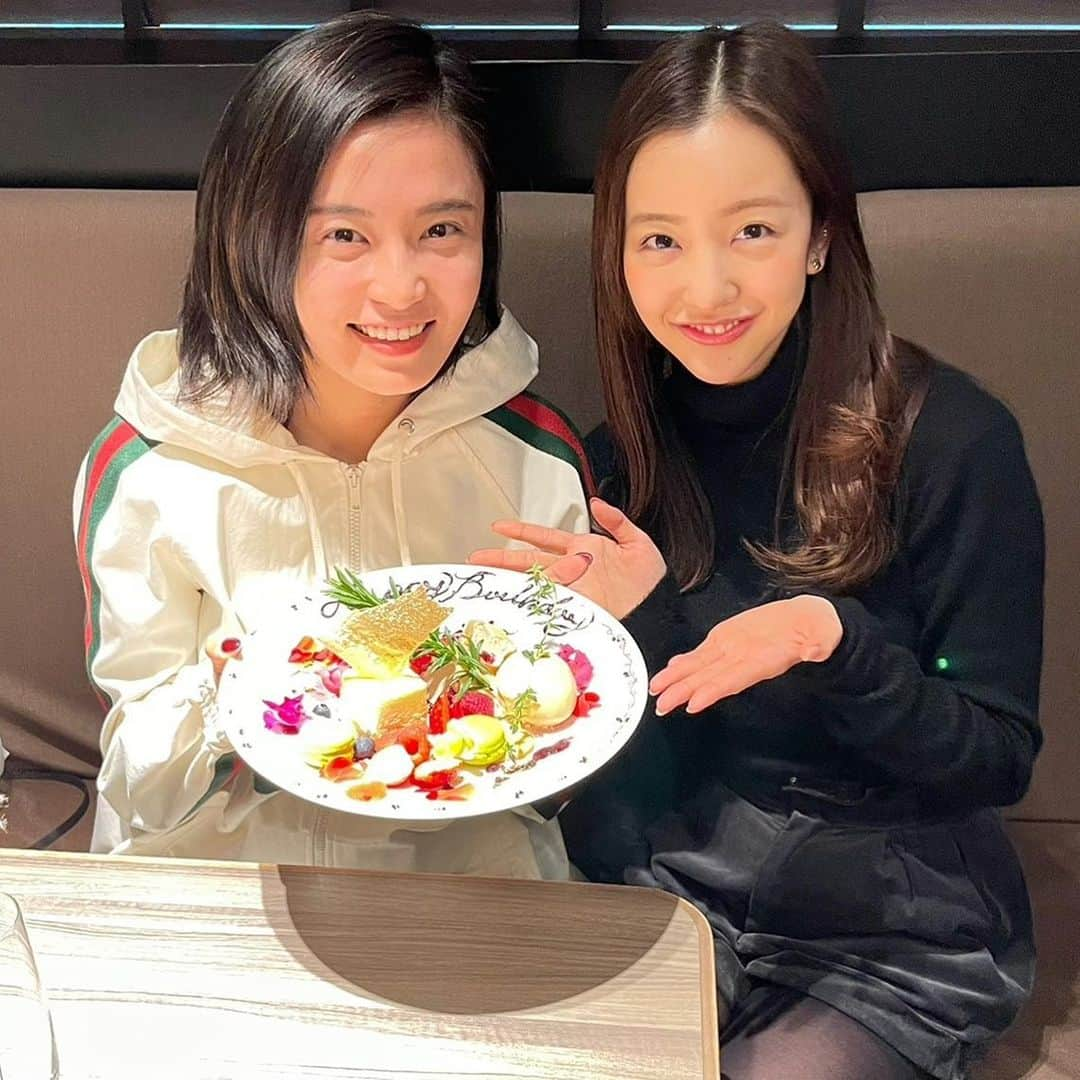 小島瑠璃子さんのインスタグラム写真 - (小島瑠璃子Instagram)「❤️ トモぱいせん結婚おめでとう😭✨ 突然にランチいこーって誘ってもらって　 「結婚するのー🐰」 って言われた時はビックリ！！！👀 でも言われてみれば幸せなオーラが😭❤️ めちゃくちゃ家庭的なトモだから とってもいい奥さんになるんだろな✨ お料理頑張るのーっていってました🥰 結婚報告してくれる大事な日に私の誕生日を お祝いしてくれちゃうところも、 記念日を大事にするトモっぽいなぁ🙈 2人の幸せを心からお祈りしています🙏🏻✨」1月5日 16時58分 - ruriko_kojima