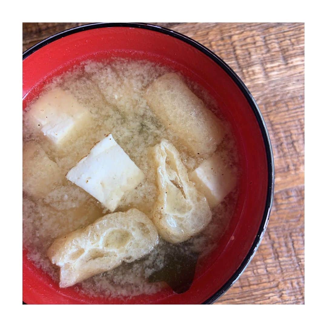若林翔子のインスタグラム：「. . 冬休み最後！ 今朝は長男の宿題、 「ご飯を炊いてみそ汁を作る」をようやく決行！！ めちゃくちゃ美味しい朝ごはんで１日をスタートさせました♡ 明日からまた慌ただしい毎日になります！ みんなしっかりご飯食べて、体力つけて、寒さと感染症を乗り越えていきましょう！！！  #朝ごはん　#味噌汁　#宿題　#がんばろう！」
