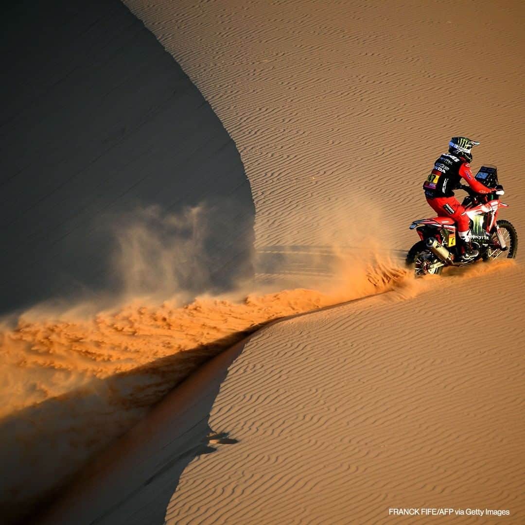 ABC Newsさんのインスタグラム写真 - (ABC NewsInstagram)「Participants compete during Stage 2 of the Dakar Rally 2021 between Bisha and Wadi Ad-Dawasir in Saudi Arabia on January 4, 2021. #dakarrally #motorsport #saudiarabia #desert」1月5日 16時51分 - abcnews