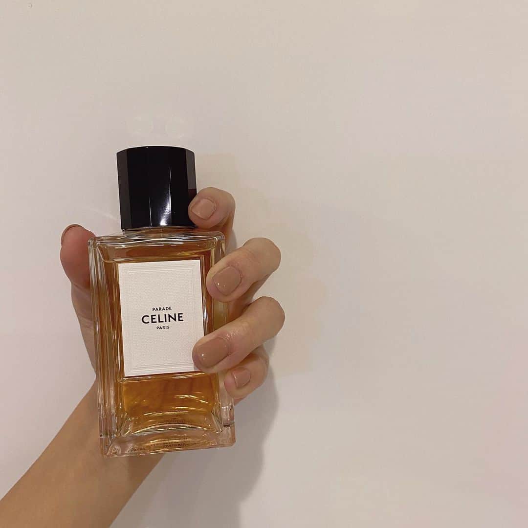 近藤千尋のインスタグラム：「手がアルコールや乾燥で 爪も可哀想なことになってきたので…笑😅 子供達が寝た後に自分でネイル💅したよ😍 ジェルネイル楽しい〜❤️笑  YouTube撮りながら ひーぼぉくんと喋りながら やりました🤍🤍笑 お楽しみに、、😚😚😚✨✨  #香水はセリーヌのパラード」