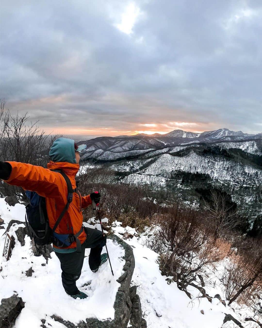 GoProさんのインスタグラム写真 - (GoProInstagram)「トレッキングをした雪山で出会えた #朝日 🌅 #手稲山 から @takaloao の一枚。  #GoPro #GoProJP #GoProSnow #GoProのある生活 #トレッキング #ハイキング #雪山」1月5日 16時54分 - goprojp