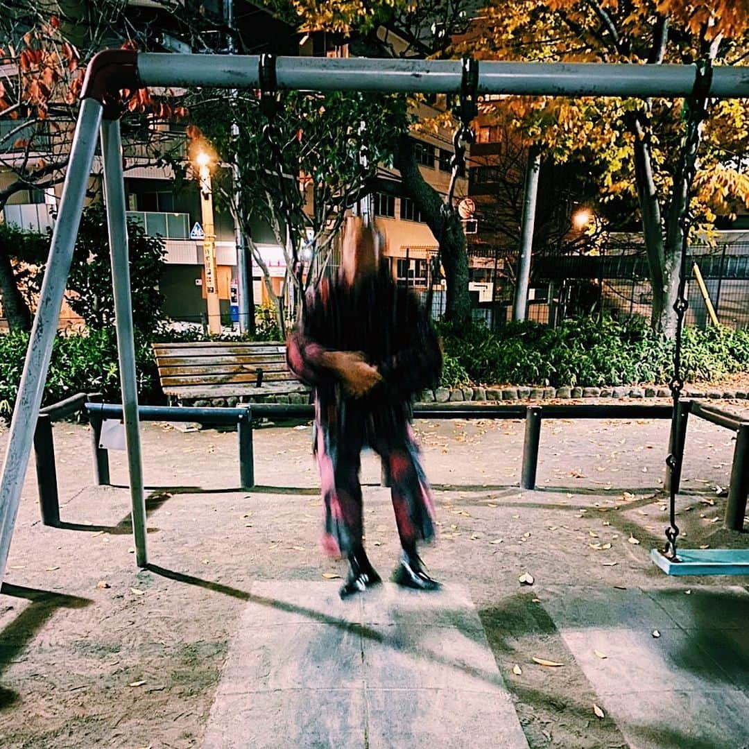 都築拓紀さんのインスタグラム写真 - (都築拓紀Instagram)「夜に服着て公園で遊んでたら、当たり前のように、捕まらなかった。 . . #2020年の写真 #まだ俺は2020年を風化させない」1月5日 16時55分 - tzk4000