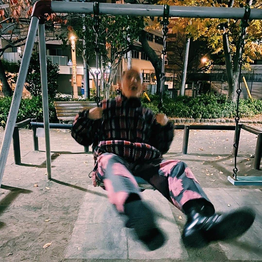 都築拓紀さんのインスタグラム写真 - (都築拓紀Instagram)「夜に服着て公園で遊んでたら、当たり前のように、捕まらなかった。 . . #2020年の写真 #まだ俺は2020年を風化させない」1月5日 16時55分 - tzk4000