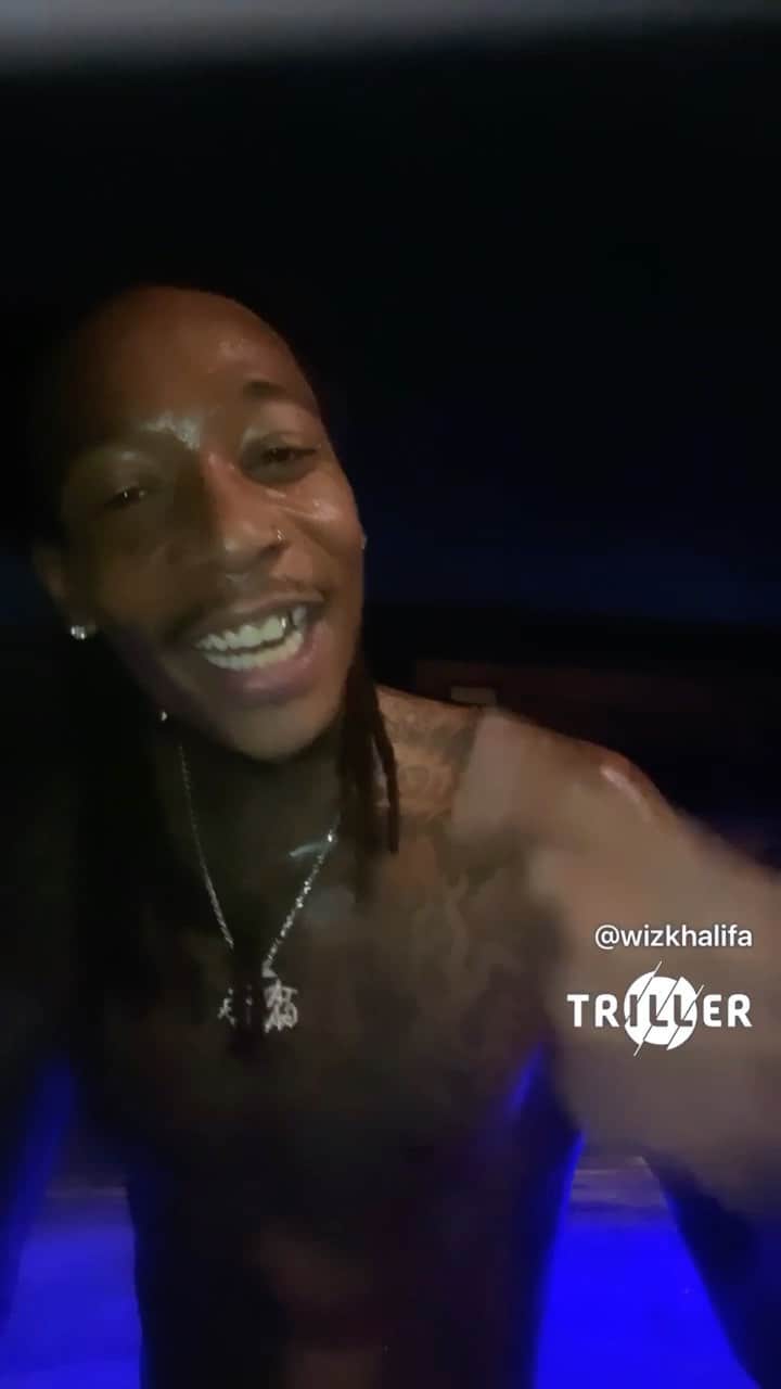 ウィズ・カリファのインスタグラム：「Smokin Kush on tha west coast 🚨🚨」