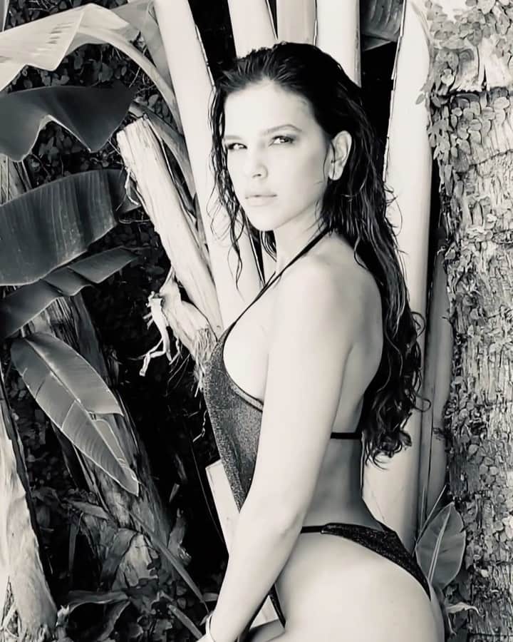 Mariana Riosのインスタグラム：「🖤」